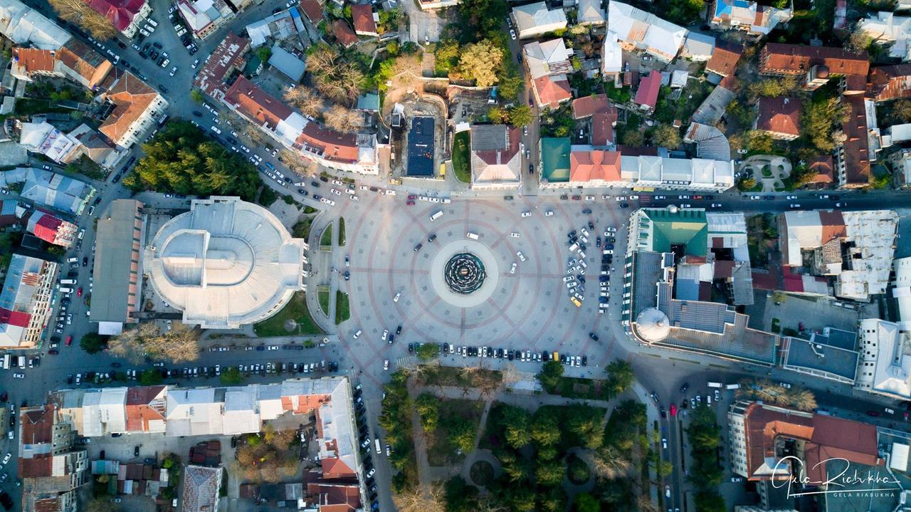 Apartment On Rustaveli Avenue คูทายสิ ภายนอก รูปภาพ