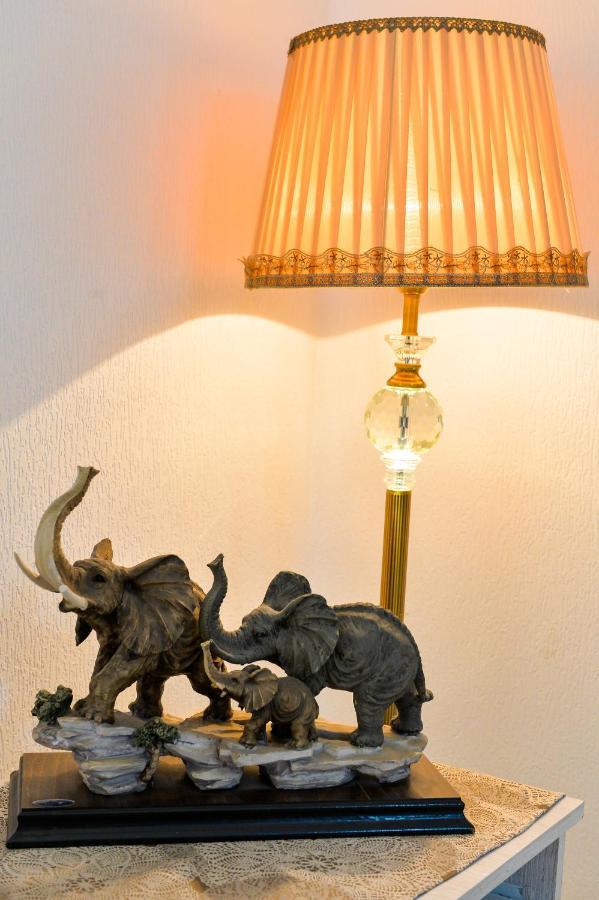 Apartment On Rustaveli Avenue คูทายสิ ภายนอก รูปภาพ