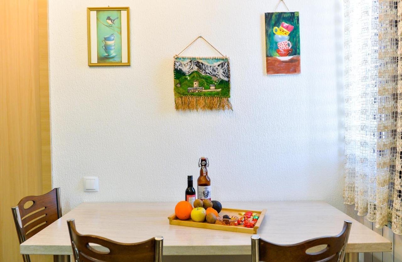 Apartment On Rustaveli Avenue คูทายสิ ภายนอก รูปภาพ