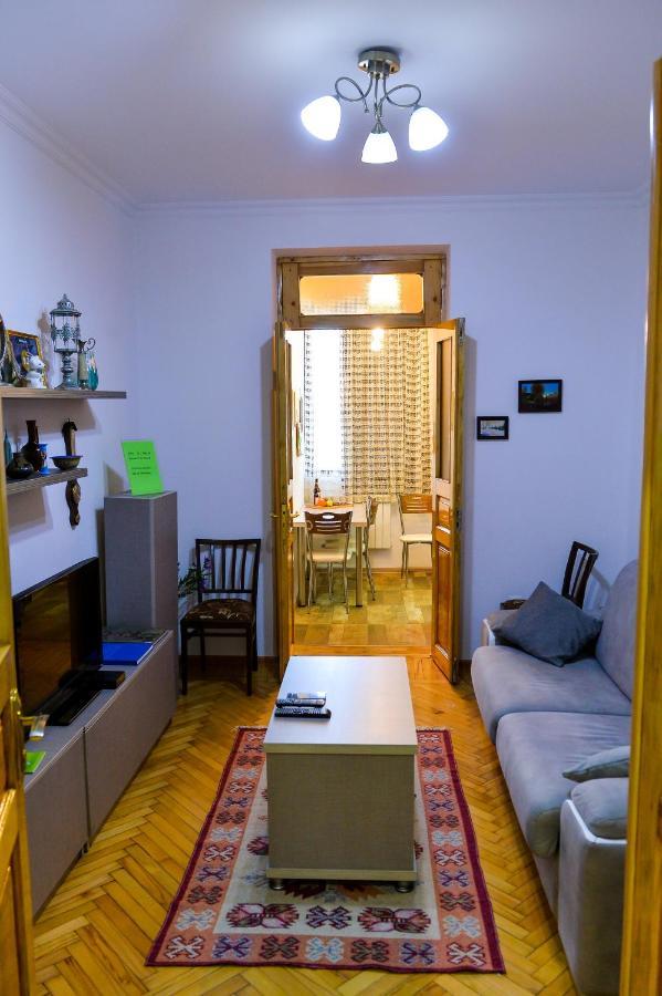 Apartment On Rustaveli Avenue คูทายสิ ภายนอก รูปภาพ