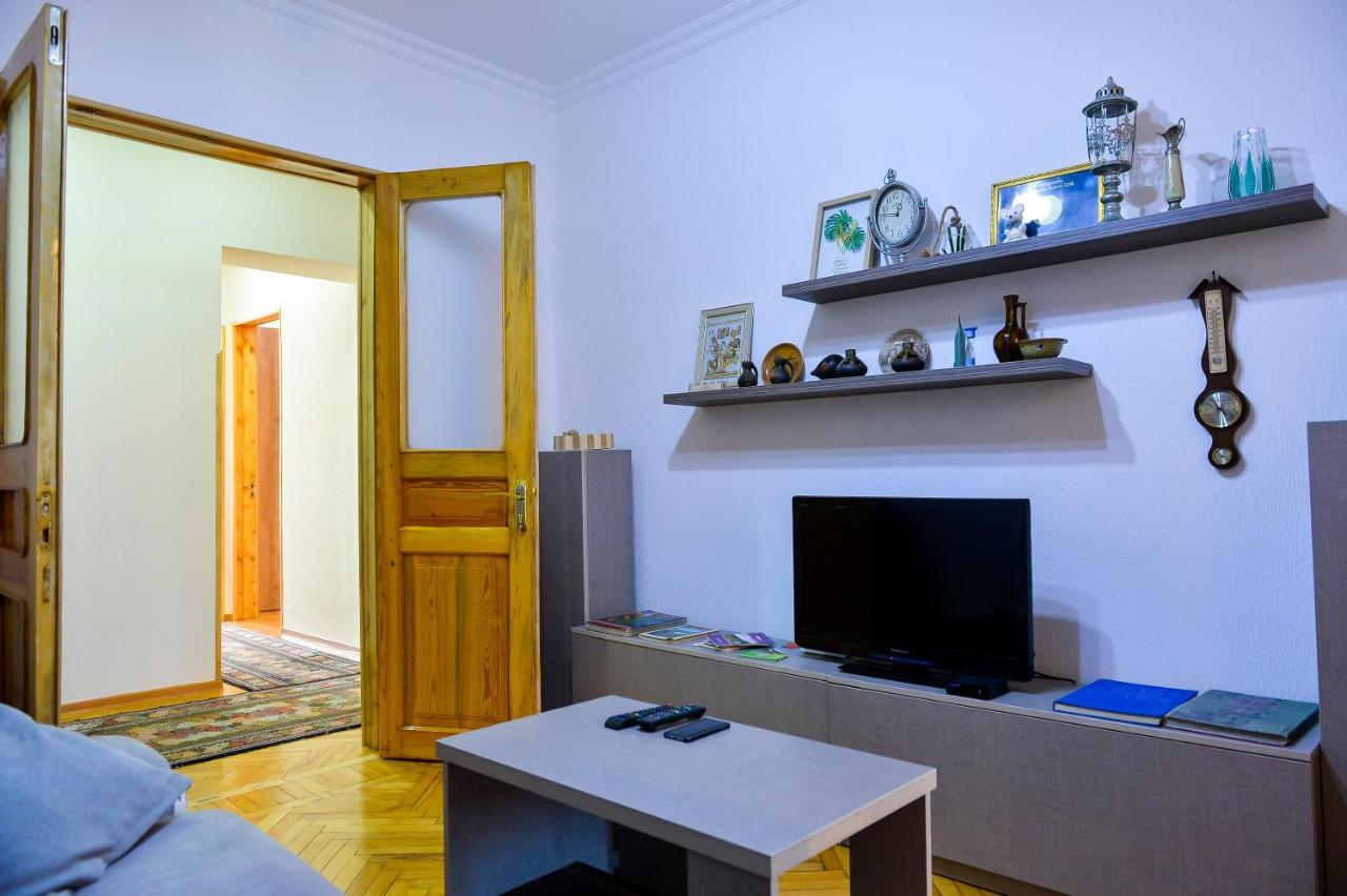Apartment On Rustaveli Avenue คูทายสิ ภายนอก รูปภาพ