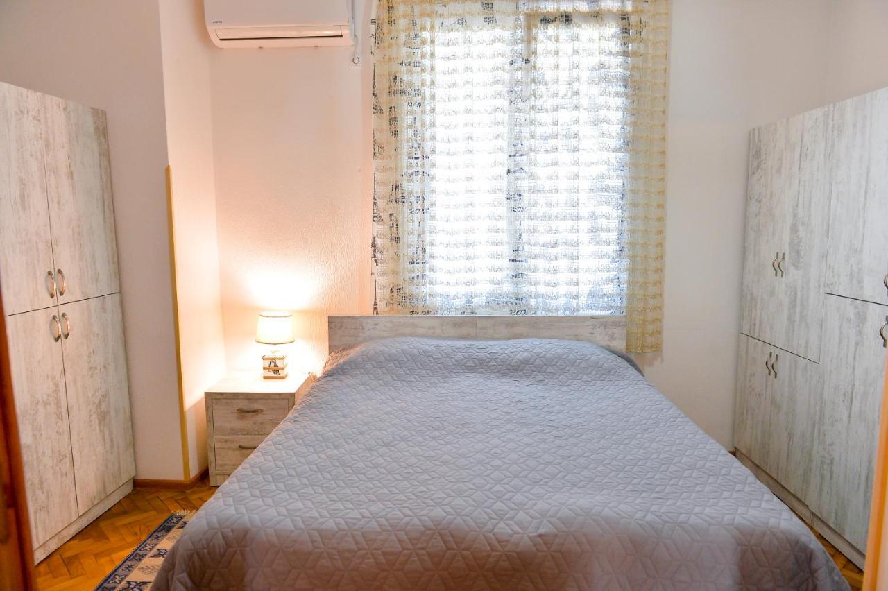 Apartment On Rustaveli Avenue คูทายสิ ภายนอก รูปภาพ