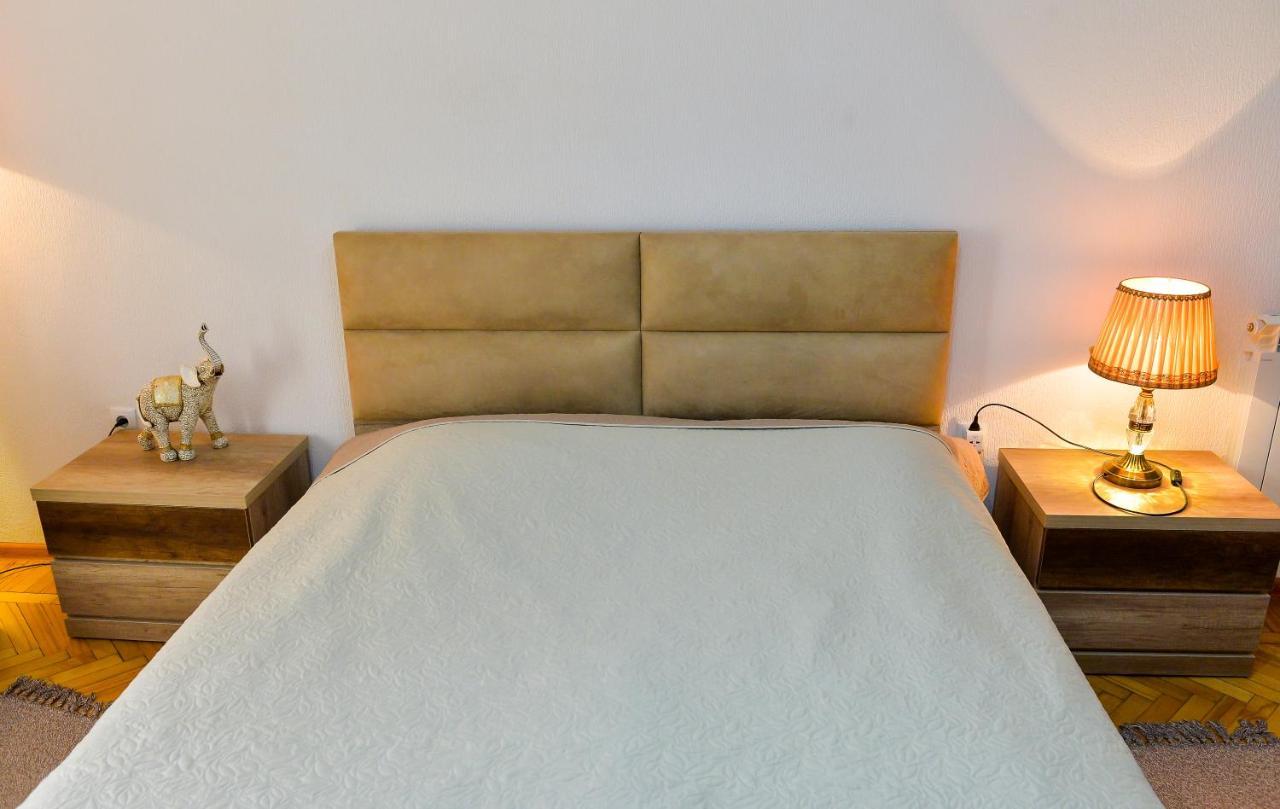 Apartment On Rustaveli Avenue คูทายสิ ภายนอก รูปภาพ