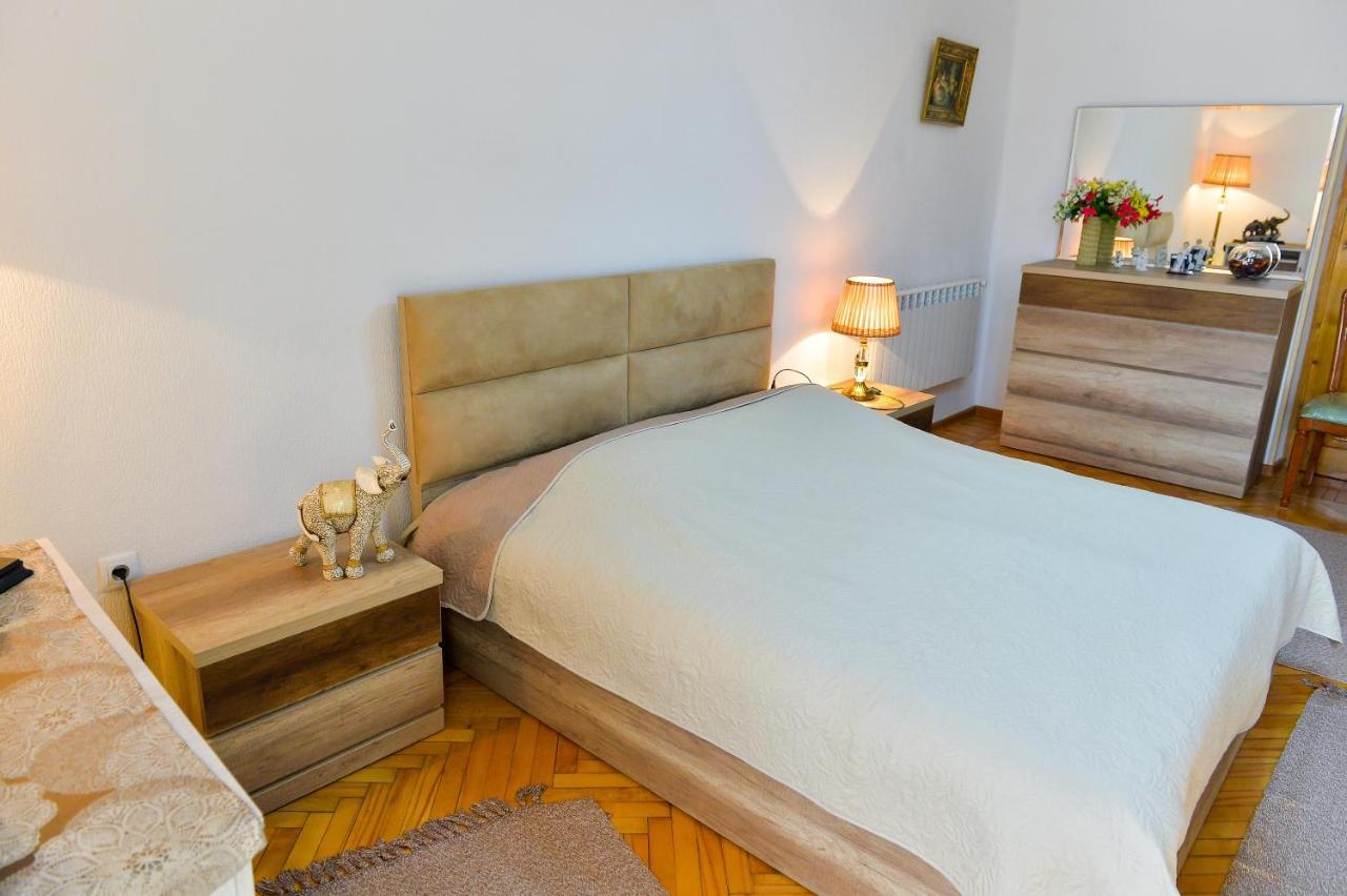 Apartment On Rustaveli Avenue คูทายสิ ภายนอก รูปภาพ