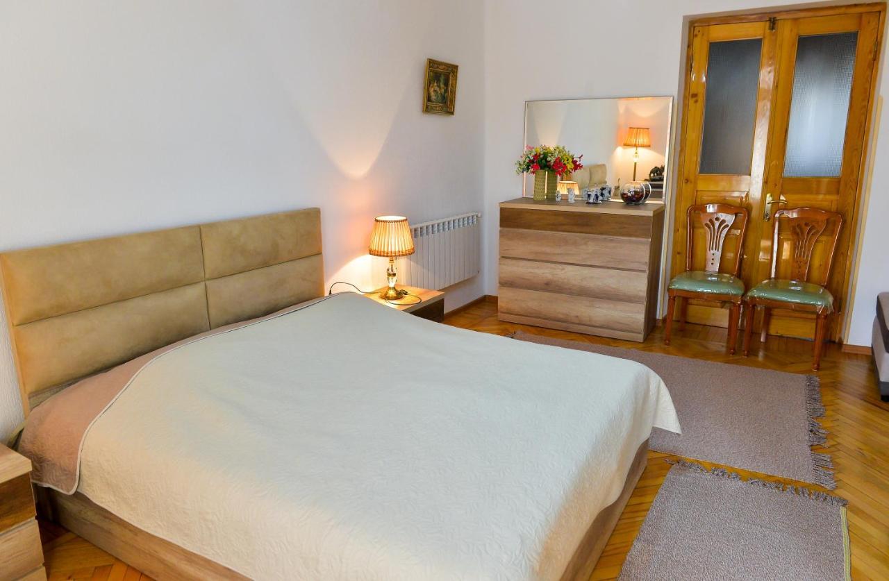 Apartment On Rustaveli Avenue คูทายสิ ภายนอก รูปภาพ